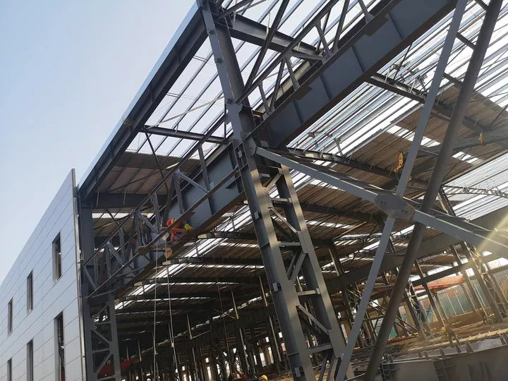 8 uzlaboti tehniskie jautājumi par tērauda konstrukciju projektēšanu un atteices analīzi
